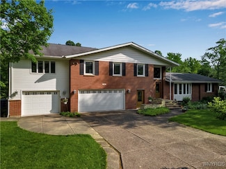 9325 Hunting Valley Rd N, Clarence, NY 14031