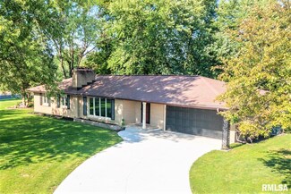 104 Country Club Dr, Pekin, IL 61554