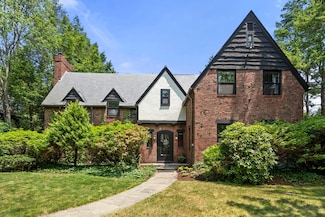 32 Taylor Crossway, Brookline, MA 02445