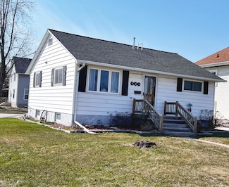 904 Lowell St, Two Rivers, WI 54241