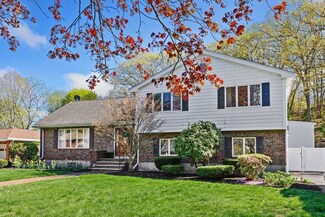 22 Indian Rock Dr, Saugus, MA 01906