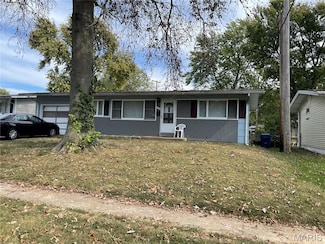 130 Dauphin Ln, Florissant, MO 63033