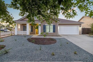 2531 Almaden St, Tulare, CA 93274