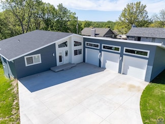 3339 NW Dawdy Ct, Topeka, KS 66618