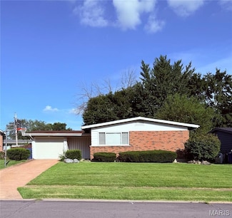 1540 Horseshoe Dr, Florissant, MO 63033