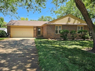 609 Berkshire Dr, Salina, KS 67401