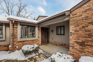 4644 Laurel Club Cir, West Bloomfield, MI 48323