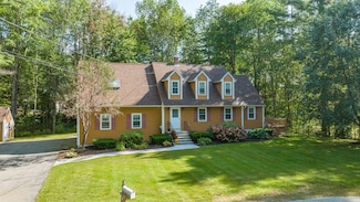 8 Wildwood Dr, Springvale, ME 04083