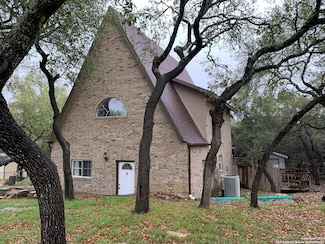 1076 Eastview Dr, Canyon Lake, TX 78133