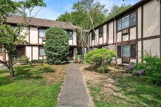 341 Foxwood Ln, Milford, CT 06461