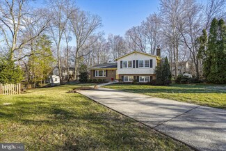 848 S Gunnell Ct, Herndon, VA 20170