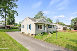 26 Highlawn Dr, Pittsfield, MA 01201