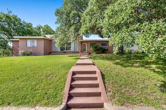 207 E Walnut St, Fredericksburg, TX 78624
