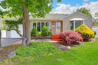 32 Santapogue Dr, Lindenhurst, NY 11757