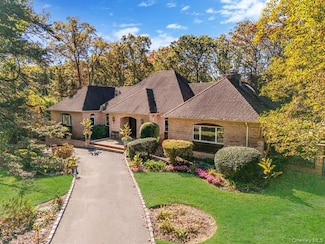 26 Sleepy Hollow Ln, Dix Hills, NY 11746