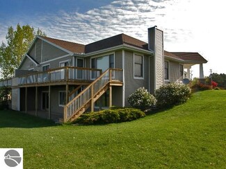 6884 N Bluff Ct Unit 7, Onekama, MI 49675