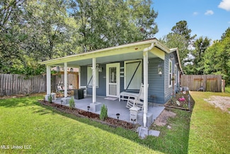 1009 Dicks St, Waveland, MS 39576