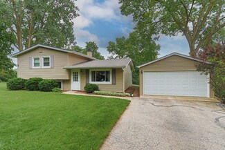 1202 Maple St, Lake In the Hills, IL 60156