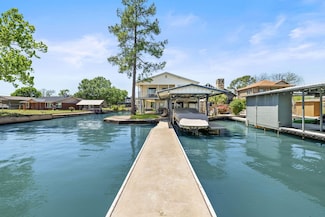 515 Circle Dr, Sunrise Beach, TX 78643