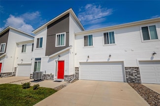 9563 Crestview Dr, West Des Moines, IA 50266