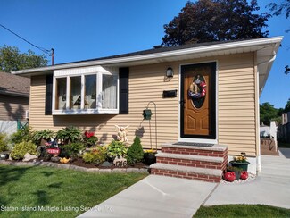 1746 S Railroad Ave, Staten Island, NY 10306