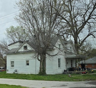 109 S 6th St, Elsberry, MO 63343