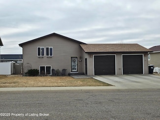 979 29th St W, Dickinson, ND 58601