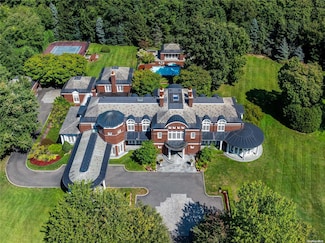 11 Dupont Ct, Greenvale, NY 11548