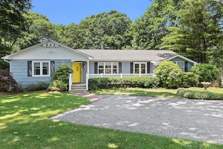 59 Oak St, Westhampton Beach, NY 11978