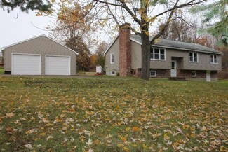 18 Lakeshore Dr, Winthrop, ME 04364
