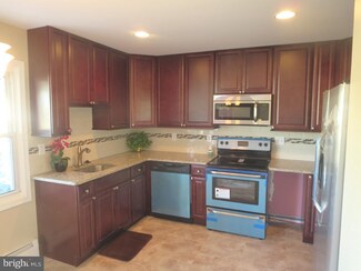 270 Pinewood Dr, Levittown, PA 19054
