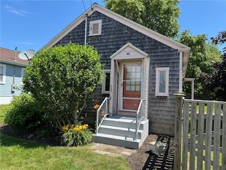 44 Crest St, Middletown, RI 02842