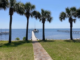 6735 Tidewater Dr, Navarre, FL 32566