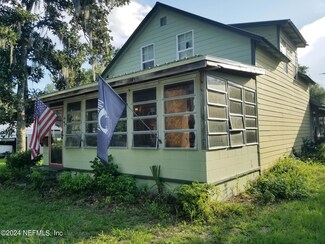 411 Oakwood St, Crescent City, FL 32112