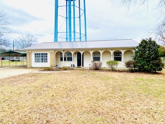 818 Walnut St, Amory, MS 38821