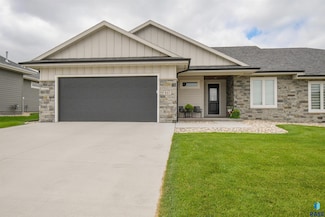 517 N Wildcat Dr, Sioux Falls, SD 57110