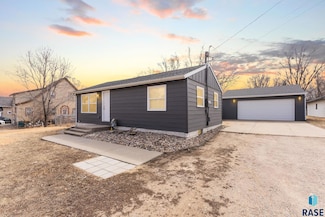 2111 E 31st St N, Sioux Falls, SD 57104