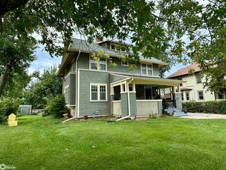 1427 West St, Grinnell, IA 50112