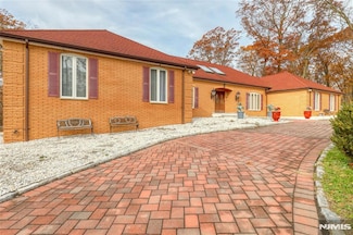 91 Chestnut Ridge Rd, Saddle River, NJ 07458