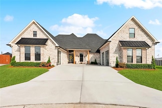 1600 Heatherwood Dr, Harvey, LA 70058
