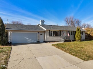 1707 Rose Ln, Williston, ND 58801
