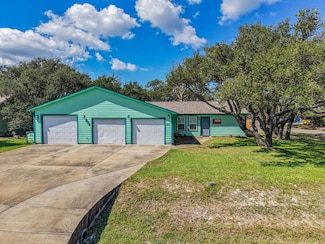 1153 Hickory Ave, Rockport, TX 78382