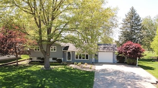1009 W 4th St, Pella, IA 50219