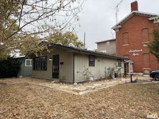 211 E Taylor St, Petersburg, IL 62675