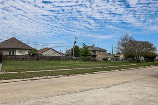 309 Cougar Dr, Arabi, LA 70032