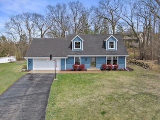 734 Cameron Cir, Hartland, WI 53029