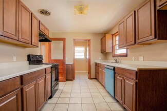 1527 S Pickwick Ave, Springfield, MO 65804
