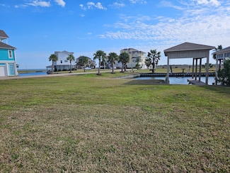 15 Half Moon, Hitchcock, TX 77563