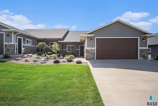 107 N Pine Lake Dr, Sioux Falls, SD 57110