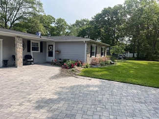 9 Songsparrow Ln, Centereach, NY 11720